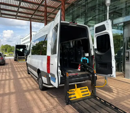Professionele rolstoeltaxi chauffeur helpt klant in Zaandam